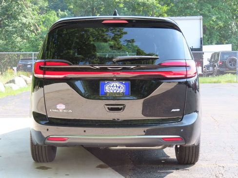 New 2027 Chrysler Pacifica Select w/ Family Tech Group AWD/4WD image 15