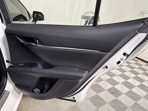 Used 2018 Toyota Camry XLE image 17