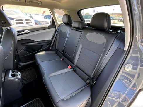 Used 2024 Volkswagen Taos SE w/ Panoramic Sunroof Package image 20