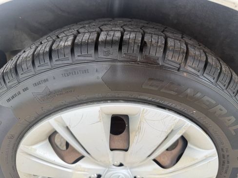 Used 2012 Toyota Yaris L FWD image 15