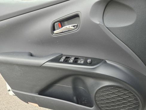 Used 2017 Toyota Prius Prime Premium image 16