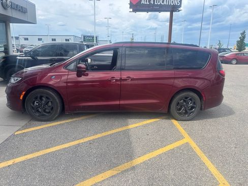 Used 2021 Chrysler Pacifica Limited w/ Uconnect Theater Family Group FWD image 4