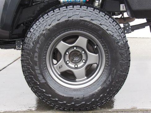 Used 2018 Toyota Tacoma TRD Off-Road image 15