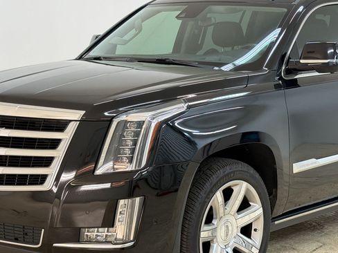 Used 2020 Cadillac Escalade ESV Premium Luxury AWD/4WD image 19
