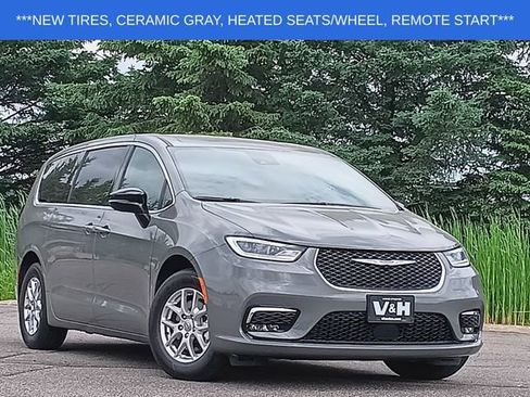 Used 2025 Chrysler Pacifica Select FWD image 1