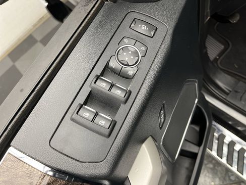 Used 2019 Ford F250 Lariat w/ Chrome Package image 9