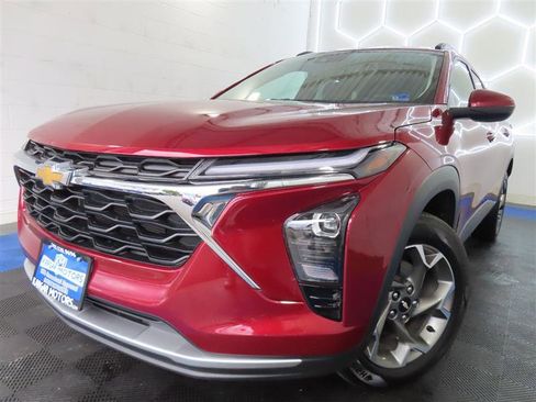 Used 2025 Chevrolet Trax LT w/ LT Convenience Package FWD image 1