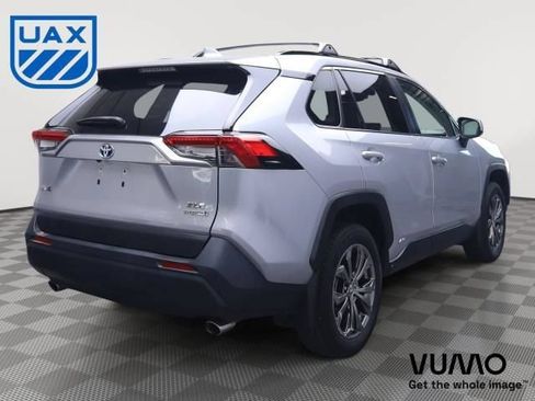 Used 2022 Toyota RAV4 XLE Premium AWD/4WD image 8