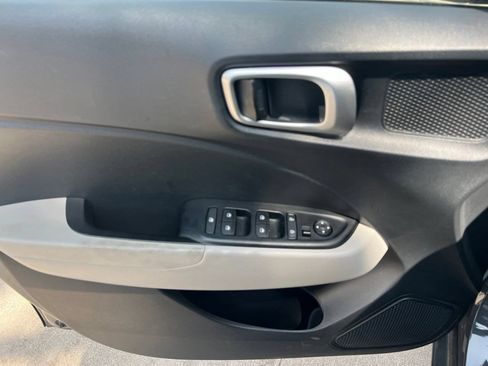 Used 2025 Hyundai Venue SEL FWD image 10