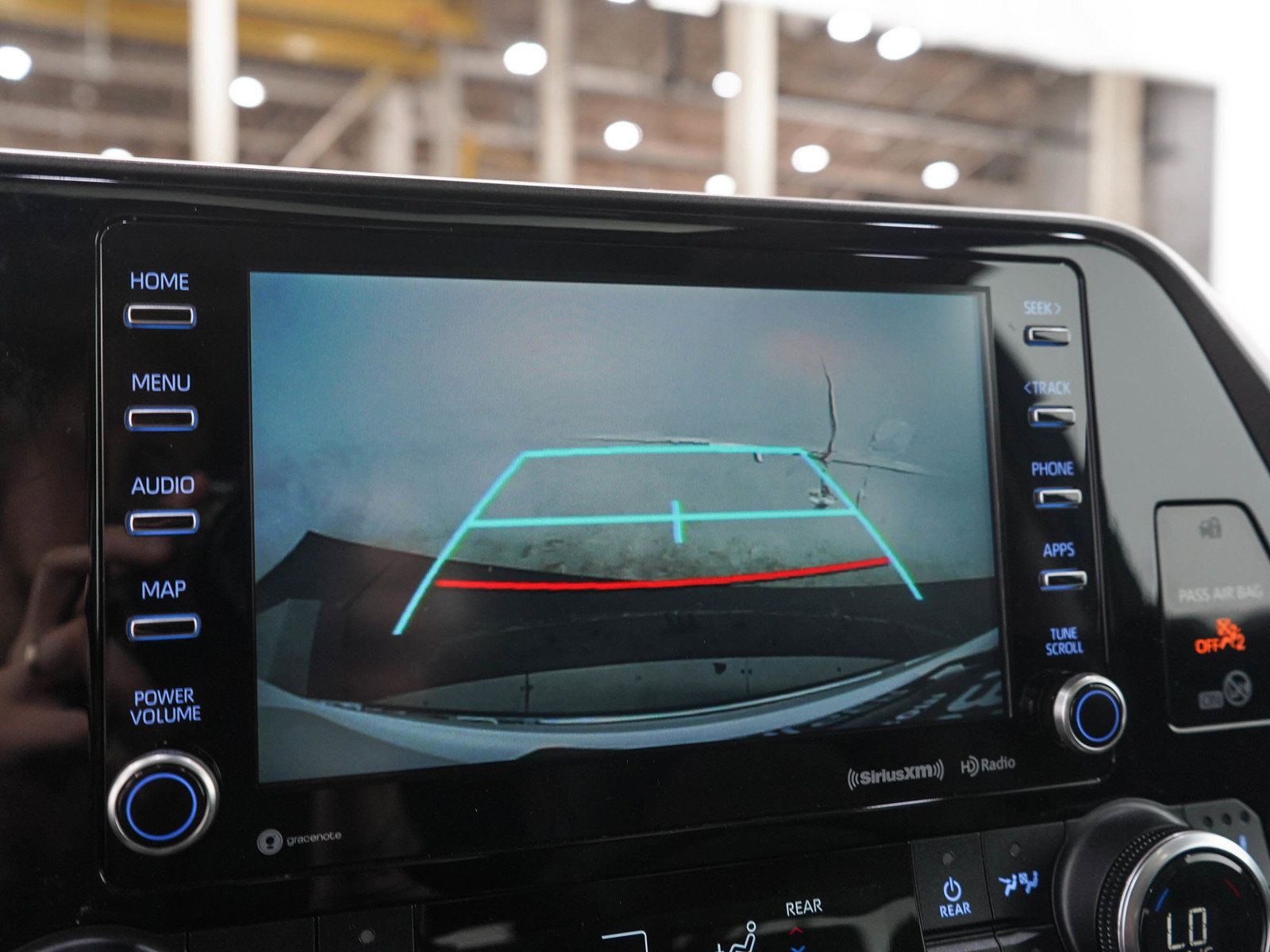 Used 2021 Toyota Highlander XLE AWD/4WD image 29