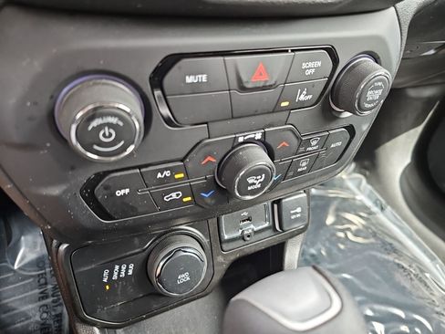 Used 2022 Jeep Renegade Latitude w/ Convenience Group AWD/4WD image 21