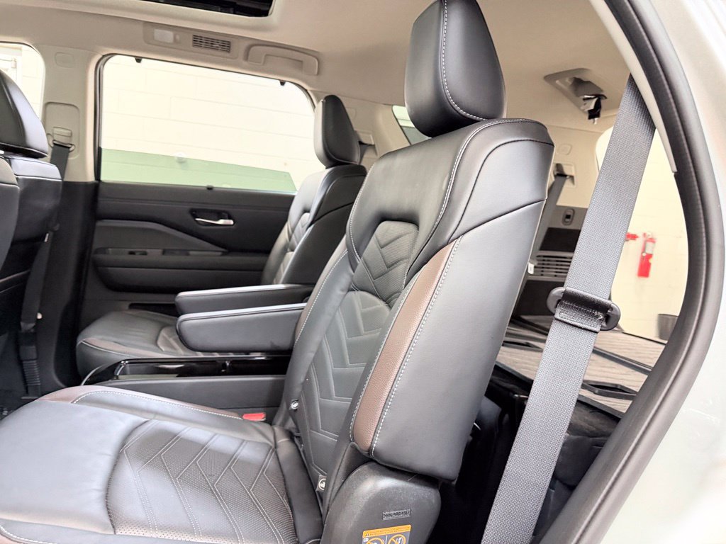 Used 2024 Nissan Pathfinder Platinum AWD/4WD image 23