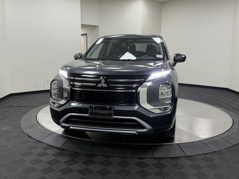 Used 2025 Mitsubishi Outlander SE AWD/4WD image 3