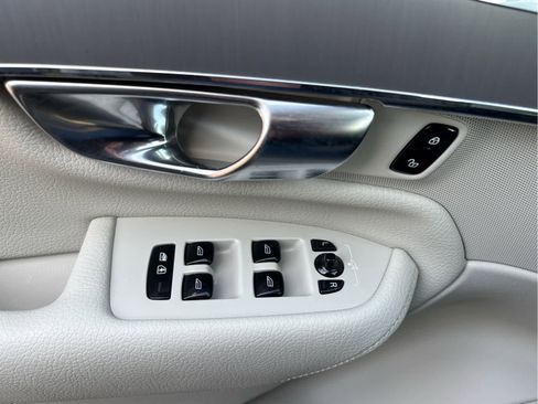 Used 2022 Volvo XC90 T5 Momentum image 27