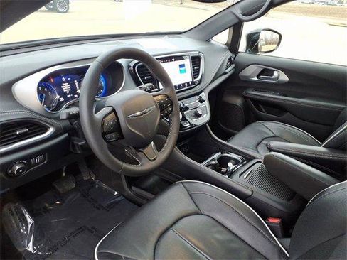 Used 2025 Chrysler Pacifica Limited image 19