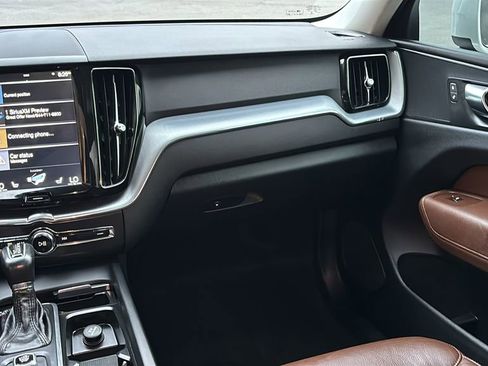 Used 2018 Volvo XC60 T5 Momentum w/ Vision Package image 8