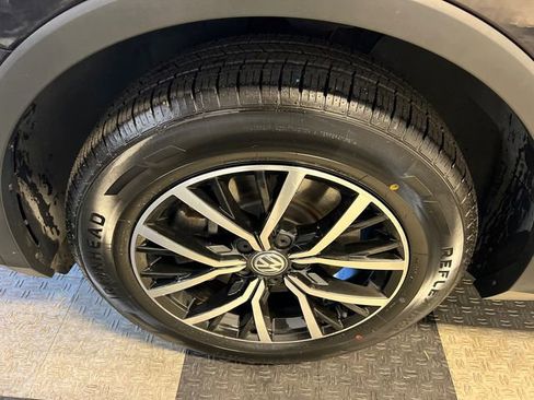 Used 2021 Volkswagen Tiguan SE w/ Panoramic Sunroof Package image 7