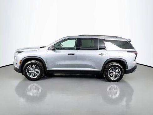 Used 2025 Chevrolet Traverse LT image 8