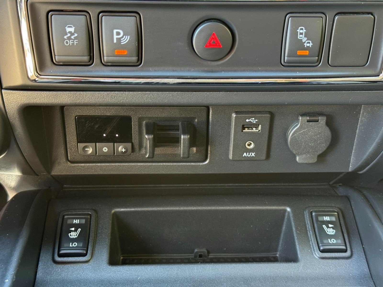Used 2018 Nissan Titan SL w/ Midnight Edition AWD/4WD image 29