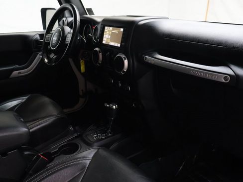 Used 2018 Jeep Wrangler Unlimited Sahara w/ Connectivity Group image 10