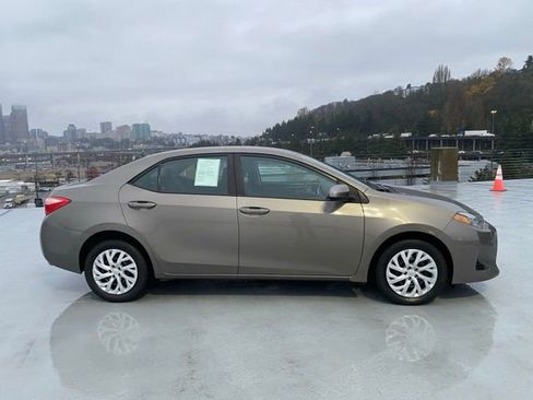 Used 2019 Toyota Corolla LE image 2