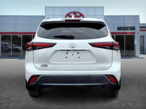 Used 2024 Toyota Highlander LE image 6