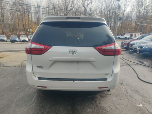 Used 2015 Toyota Sienna XLE image 5