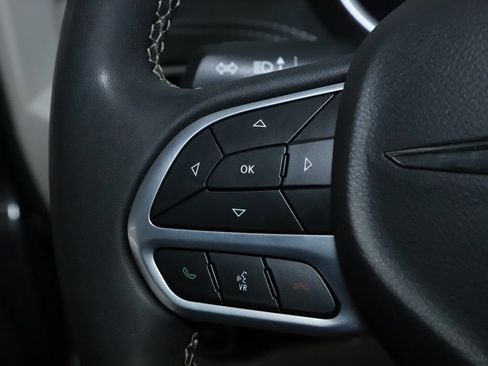 Used 2023 Chrysler Pacifica Touring-L FWD image 21