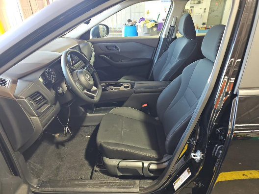 Used 2023 Nissan Rogue S AWD/4WD image 2