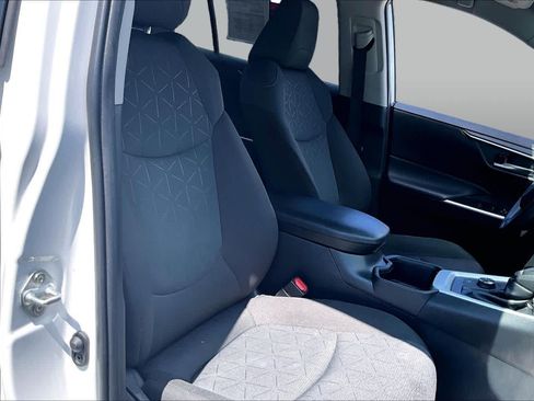 Used 2025 Toyota RAV4 XLE AWD/4WD image 9