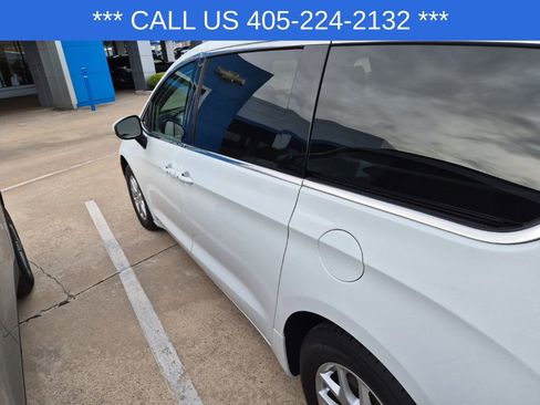 Used 2023 Chrysler Pacifica Touring-L image 5