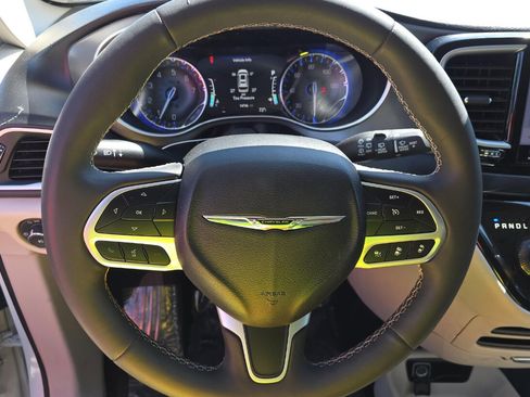 Used 2023 Chrysler Pacifica Touring-L image 10