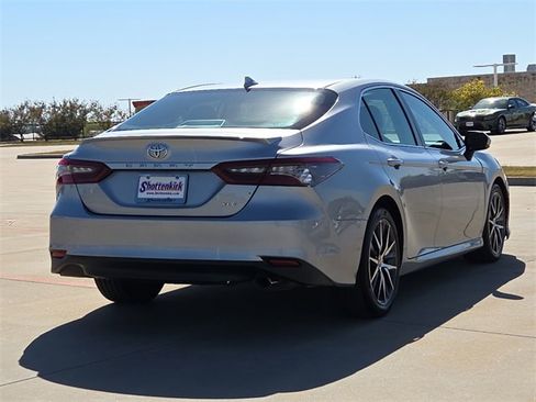 Used 2022 Toyota Camry XLE image 8