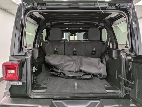 Used 2024 Jeep Wrangler Rubicon w/ Technology Group image 24