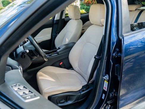 Used 2017 Jaguar F-PACE Premium image 36