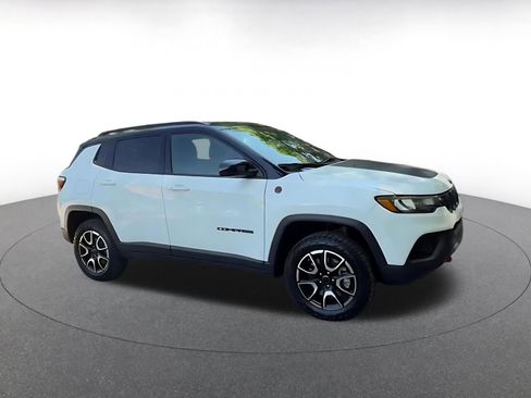 Used 2025 Jeep Compass Trailhawk AWD/4WD image 2