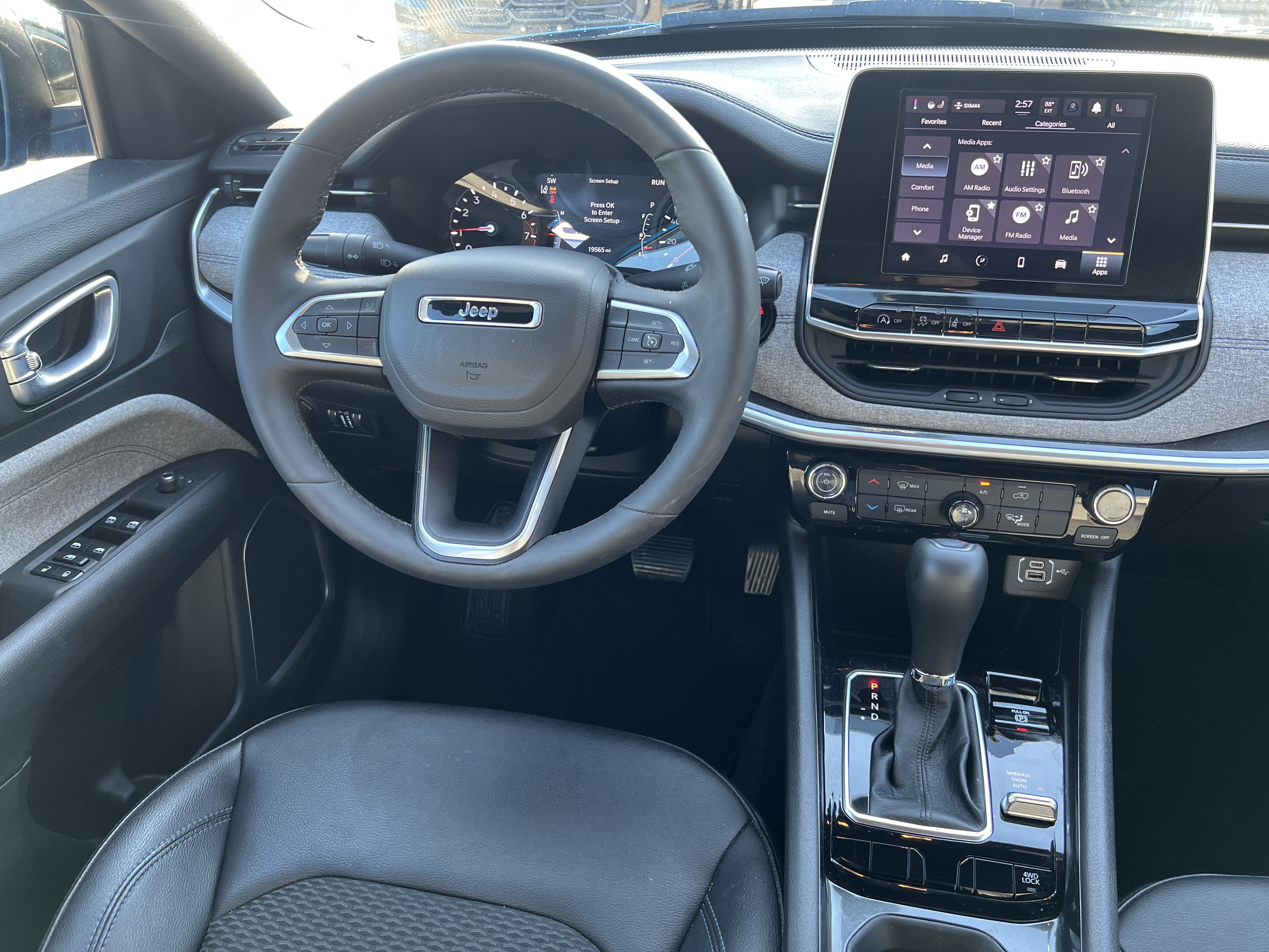 Used 2025 Jeep Compass Latitude AWD/4WD image 15