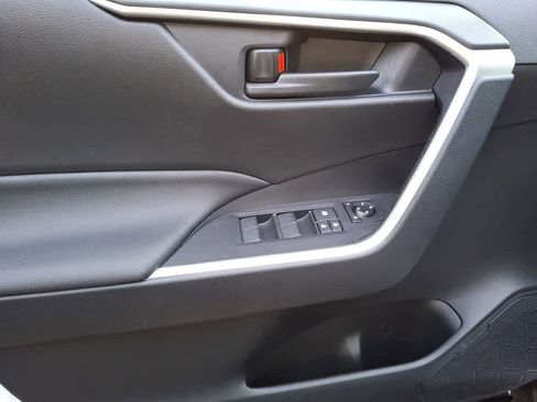 Used 2021 Toyota RAV4 SE w/ Weather & Moonroof Package image 8