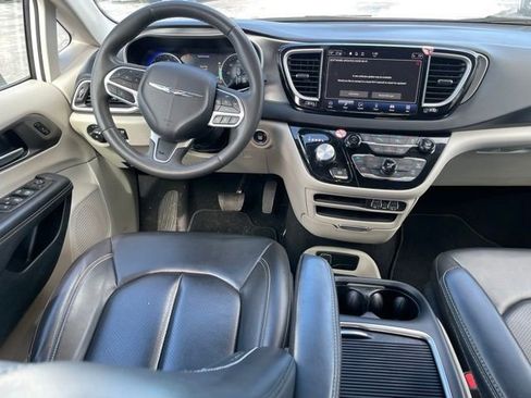Used 2023 Chrysler Pacifica Touring-L image 8