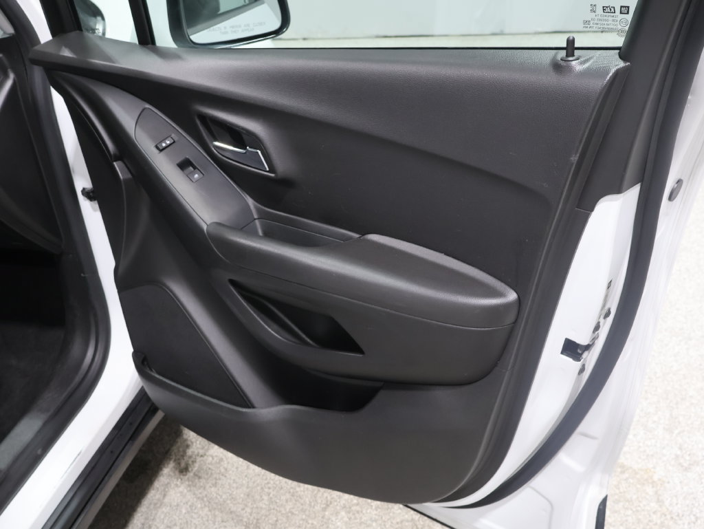 Used 2019 Chevrolet Trax LT w/ LT Convenience Package AWD/4WD image 24