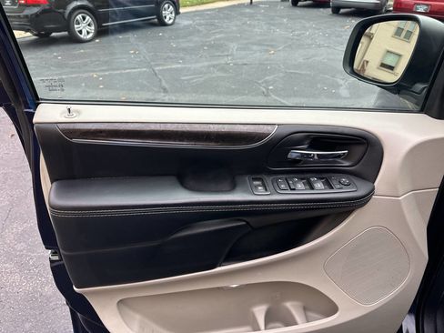 Used 2016 Chrysler Town & Country Touring w/ Driver Convenience Group image 17