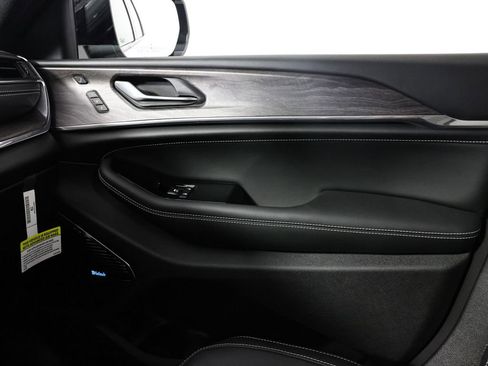 Used 2023 Jeep Grand Cherokee Overland w/ Advanced Protech Group III image 38