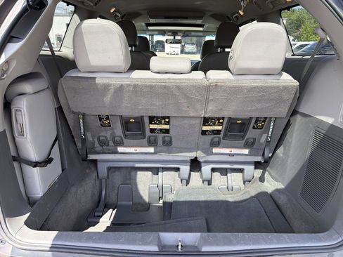 Used 2015 Toyota Sienna XLE Premium FWD image 28