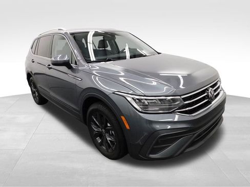 Used 2024 Volkswagen Tiguan SE image 2