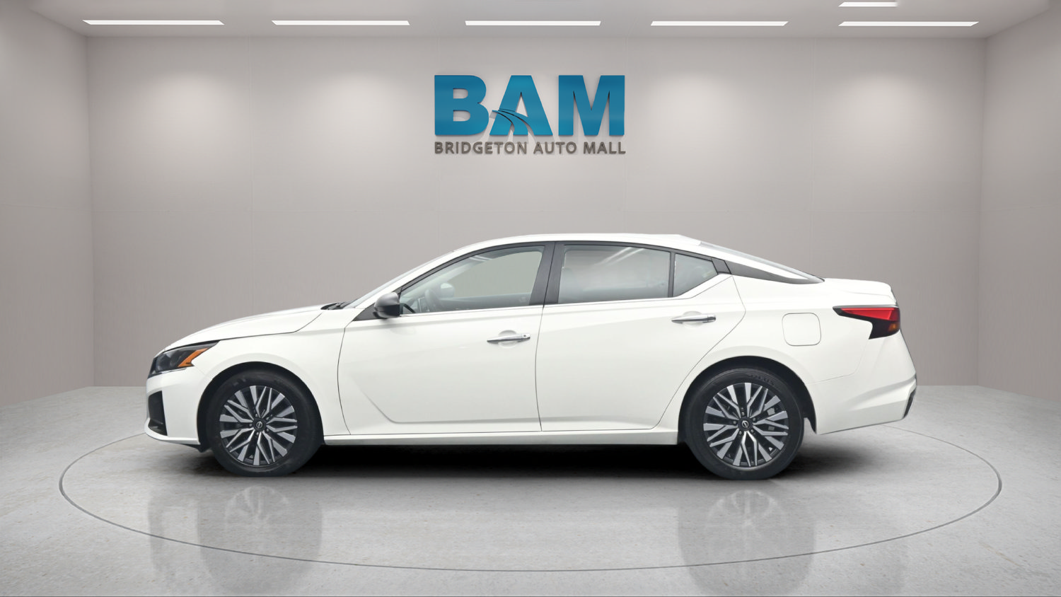 Used 2025 Nissan Altima 2.5 SV FWD image 3