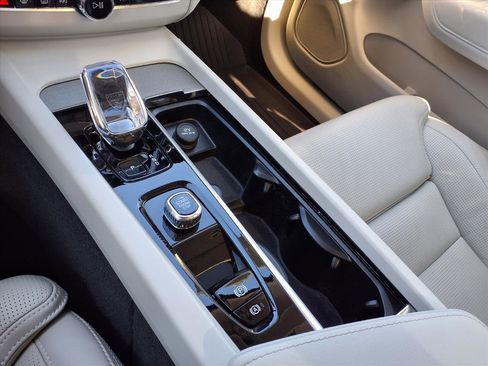 Certified 2023 Volvo XC60 B5 Ultimate w/ Climate Package image 24