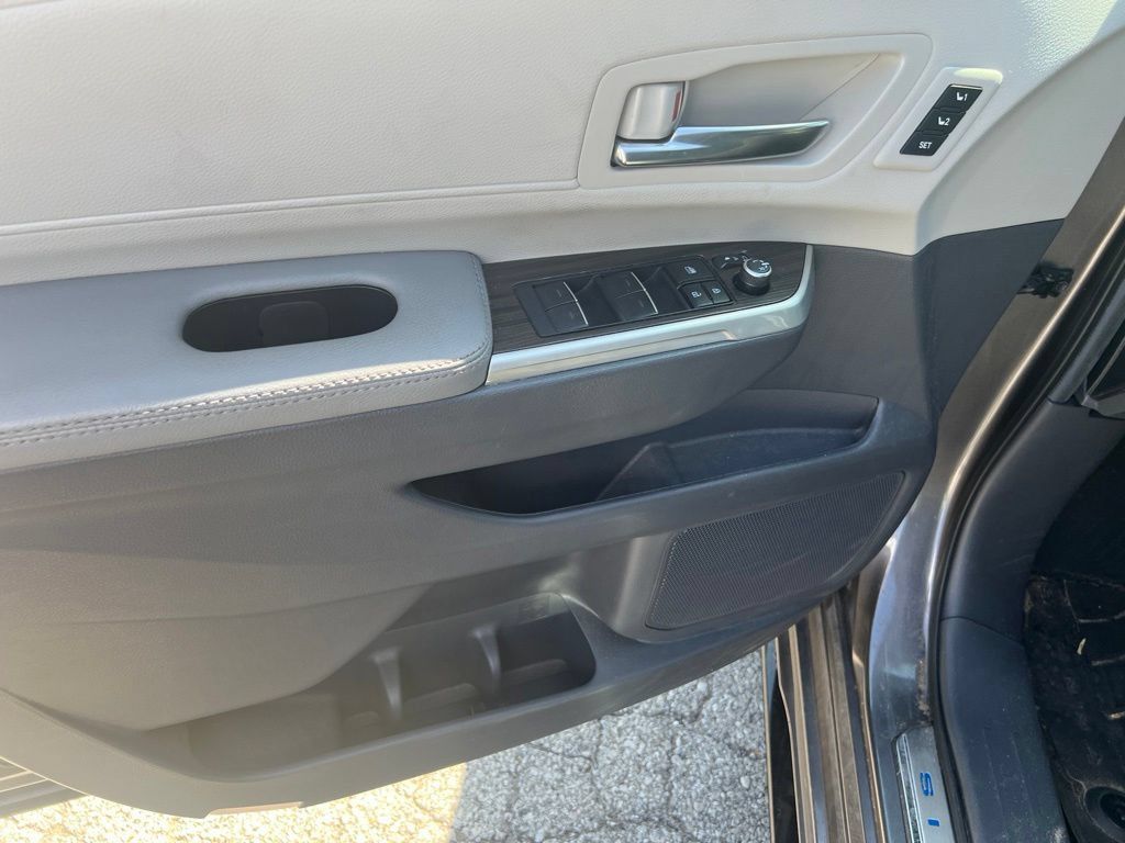 Used 2024 Toyota Sienna Limited FWD image 7