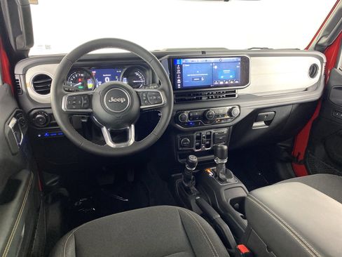 Used 2025 Jeep Wrangler Unlimited Sahara w/ Safety Group AWD/4WD image 19