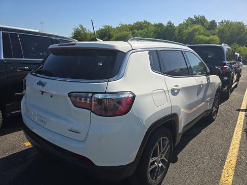 Used 2020 Jeep Compass Latitude FWD image 2