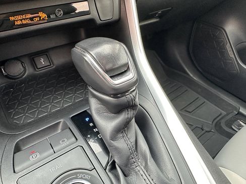 Used 2022 Toyota RAV4 XLE Premium image 22